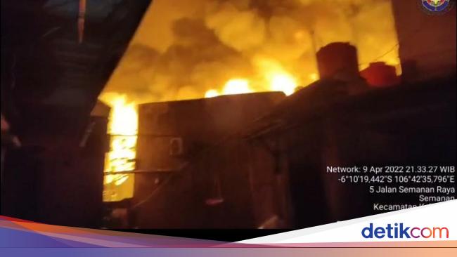 The Tiner Warehouse in Kalideres, West Jakarta, caught fire, 19 fire trucks were deployed