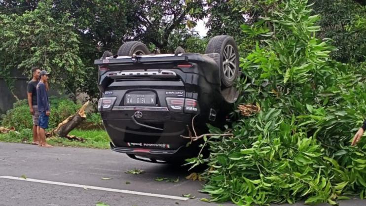 Sopir Diduga Mengantuk, Fortuner Terbalik Setelah Tabrak Pohon