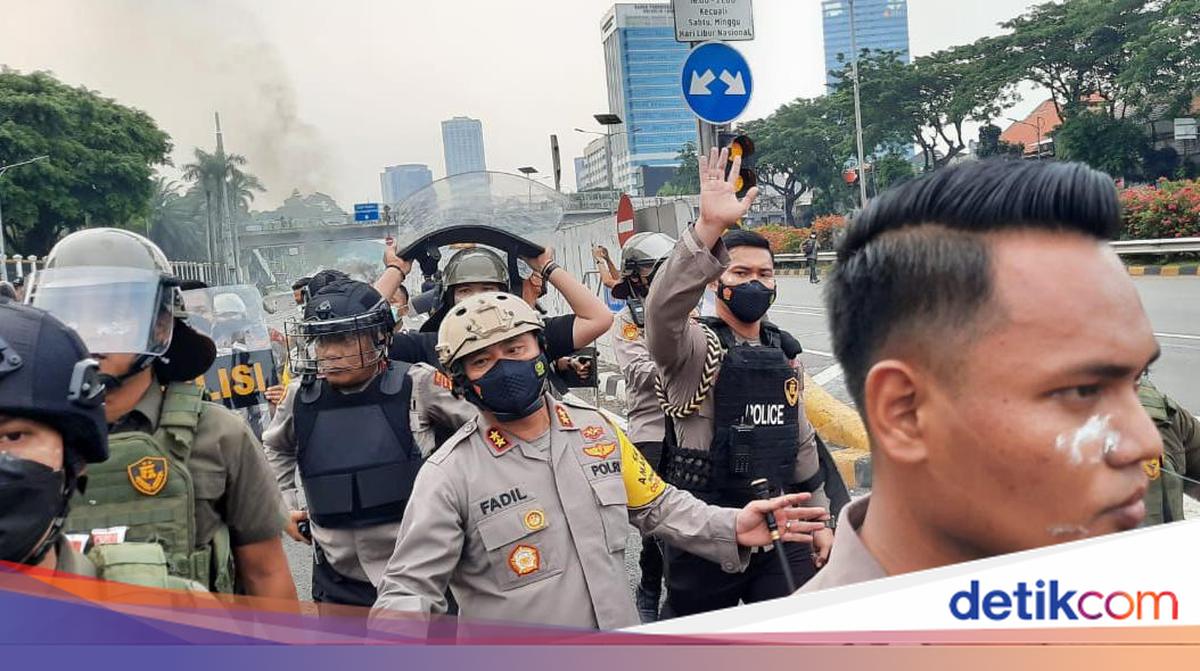 Polisi Imbau Massa Demo di DPR Pulang, Dibalas Lemparan Botol