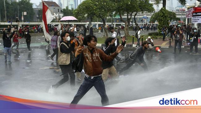 6 Facts about the Demo at the House of Representatives that ended in chaos and tear gas ‘rained’