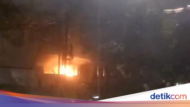 Moments of Pejompongan Police Post Burned by Mass!