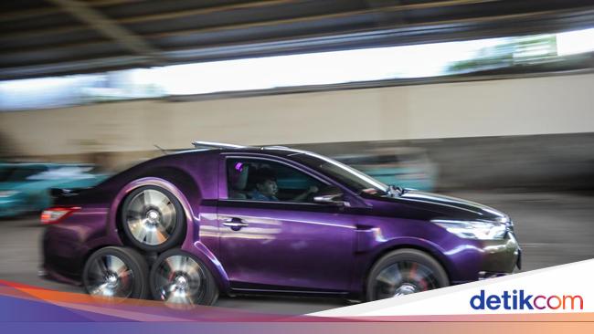 Unik Atau Malah Aneh Sih? Modifikasi Mobil Ini Punya 8 Roda