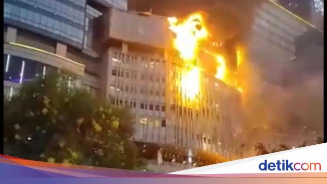 A Thrilling Story for Visitors When Tunjungan Plaza Surabaya caught fire