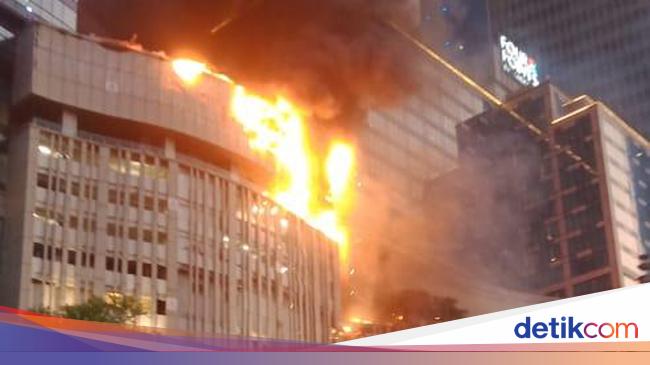 Tunjungan Plaza 5 Surabaya on fire