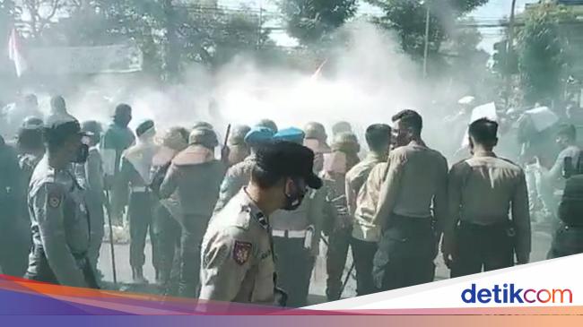 Demo Mahasiwa Probolinggo Diwarnai Bakar Ban Blokade Jalan Pantura