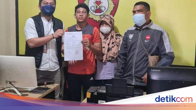 Pelatih Muay Thai memberikan arahan kepada peserta di Kecamatan Ngadiluwih