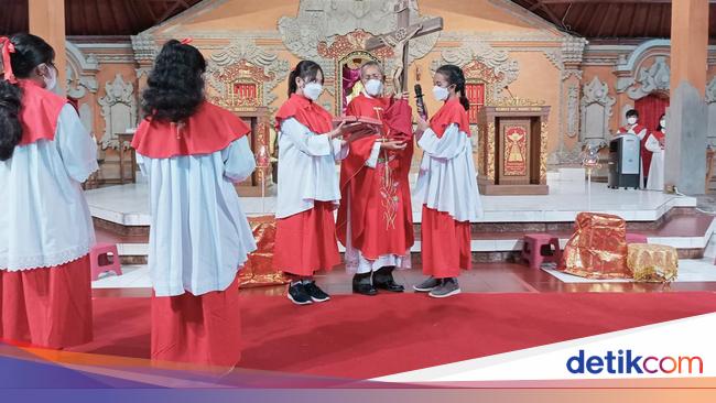 Umat Katolik di Gereja Kawasan Dalung Ibadah Jumat Agung Khusyuk