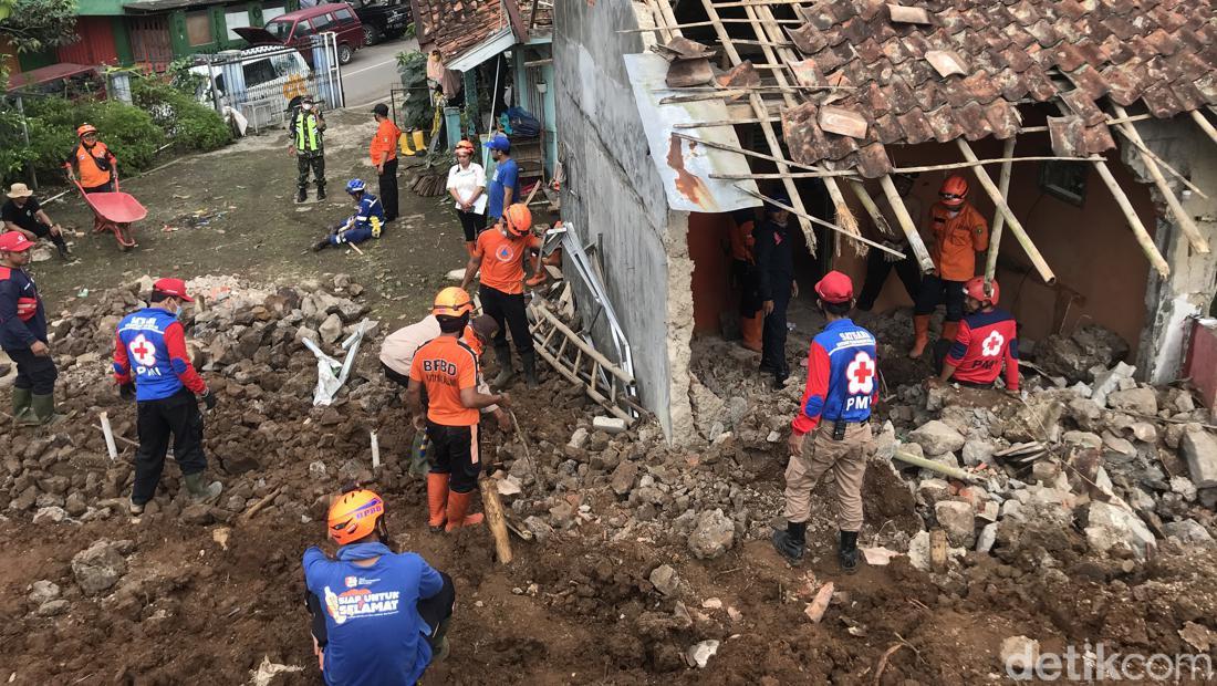 Tembok Penahan Tanah Jebol, Satu Keluarga Di Sukabumi Tertimbun Longsor