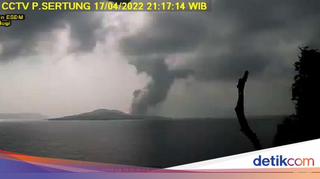 Mount Anak Krakatau erupts, spewing volcanic ash as high as 800 meters