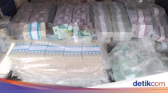 Moment of New IDR 3.7 Billion Money Found Near Mojokerto Toll Exit