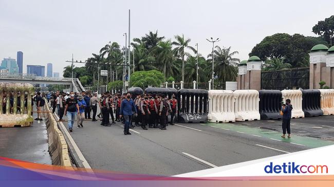 Police Install Giant Water Barrier in Front of DPR, Mothers Protest