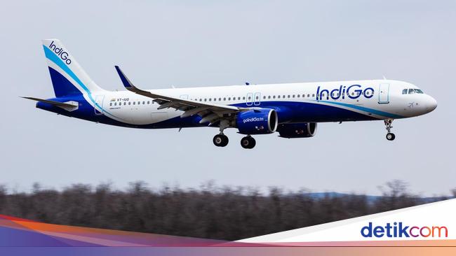 World’s First, Indian Airline Drops Passengers from 3 Doors