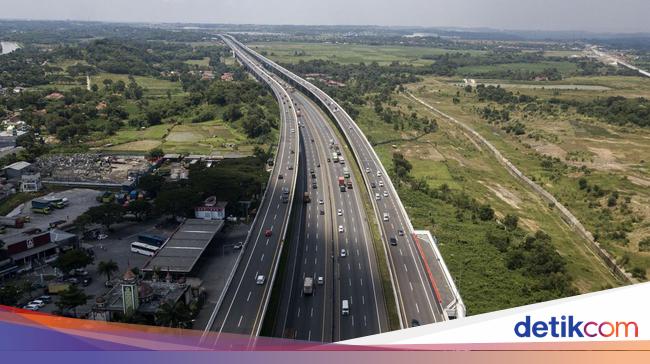 Dense of Vehicles, MBZ Elevated Toll Road in the direction of Cikampek Temporarily Closed