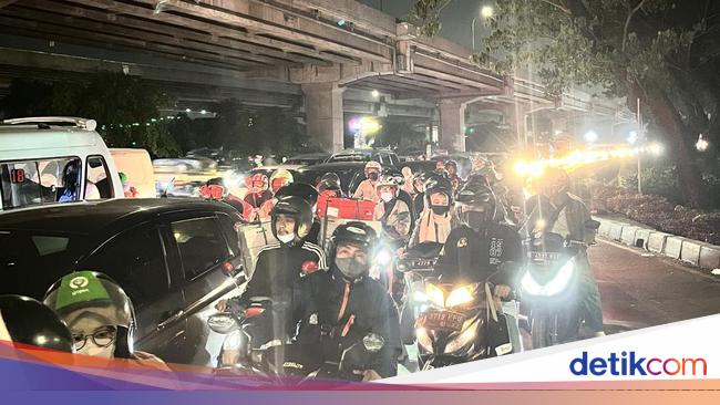 Steal the start, motorbike travelers crowded in Kalimalang tonight