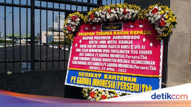 Garuda Wants to be Saved, Employees Send Wreaths to Erick & DPR Offices