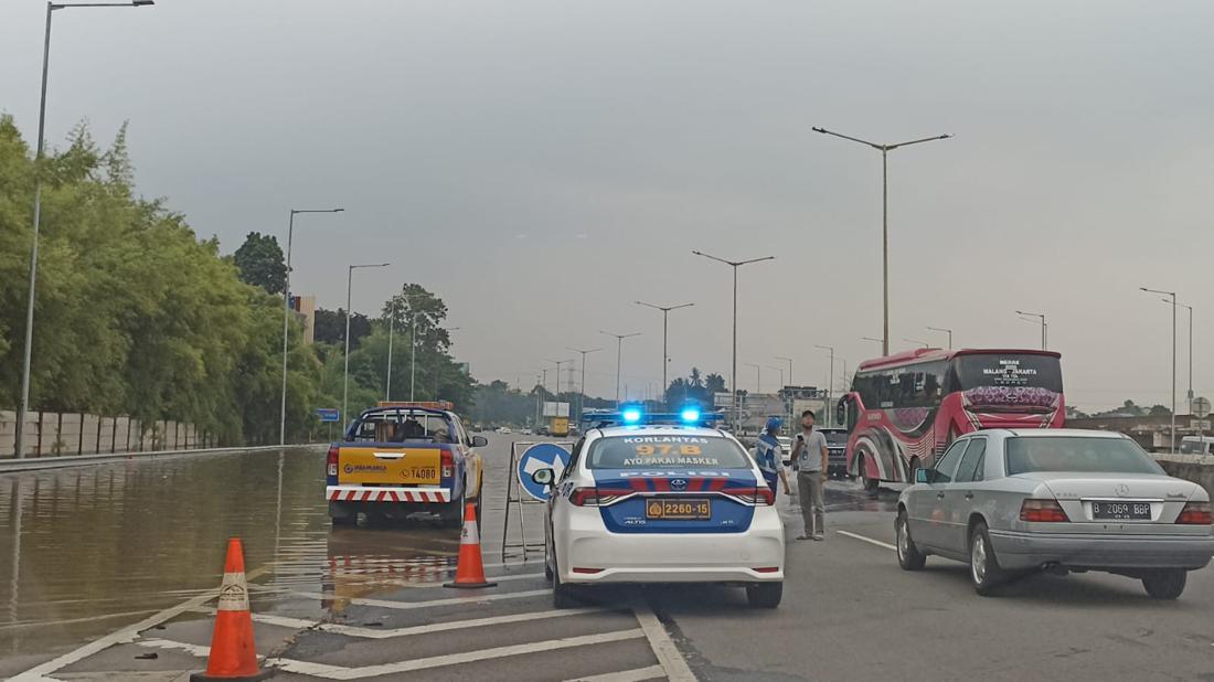 Puluhan Kendaraan Di Jalan Tol Ulujami-Serpong Terjebak Banjir