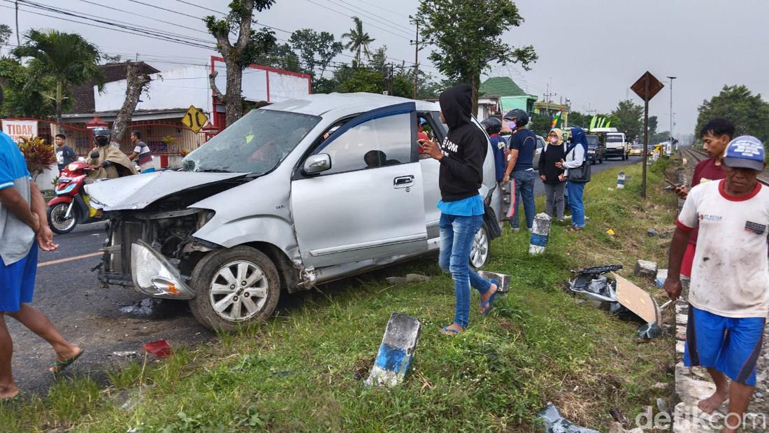 Avanza Tertabrak KA Di Blitar, Pasutri Tewas-Balita Kritis