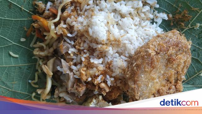 Nikmatnya Nasi Berkat Bungkus Daun Jati Khas Pacitan-Banyak Diburu Pemudik