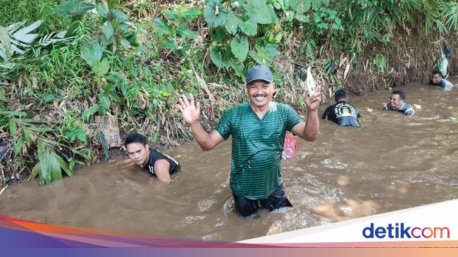 Serunya Ngobeng, Tradisi Tangkap Ikan dengan Tangan Kosong di Ciamis