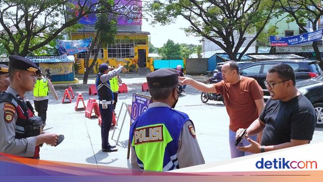 Tak Bisa Pulang Karena Jalur Ke Anyer Ditutup Pemobil Adu Mulut Dengan