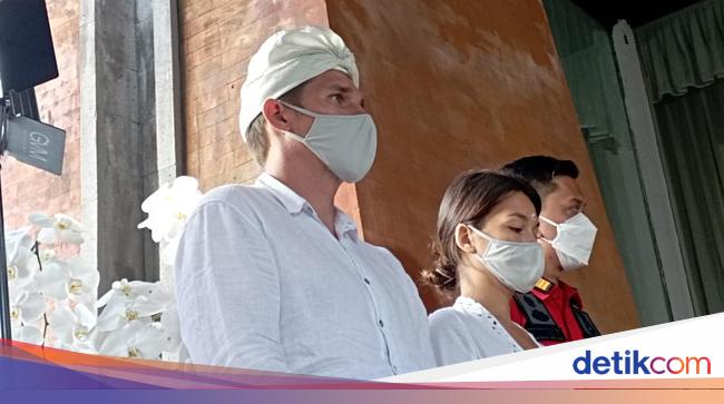 Populer Bule Rusia Pose Telanjang di Pohon Sakral Diduga Hanya  