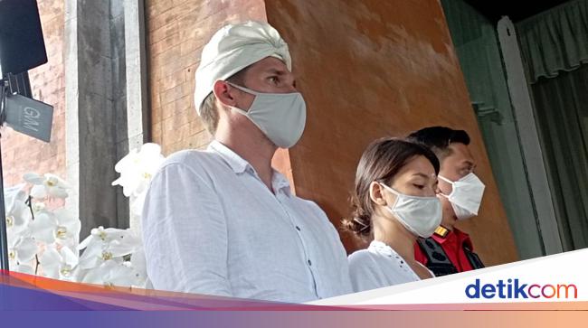 Populer Bule Rusia Pose Telanjang di Pohon Sakral Diduga Hanya  