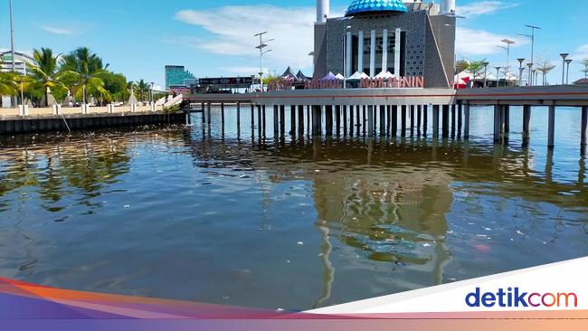 Jorok! Warga Keluhkan Sampah-Bau Busuk di Pantai Losari Makassar