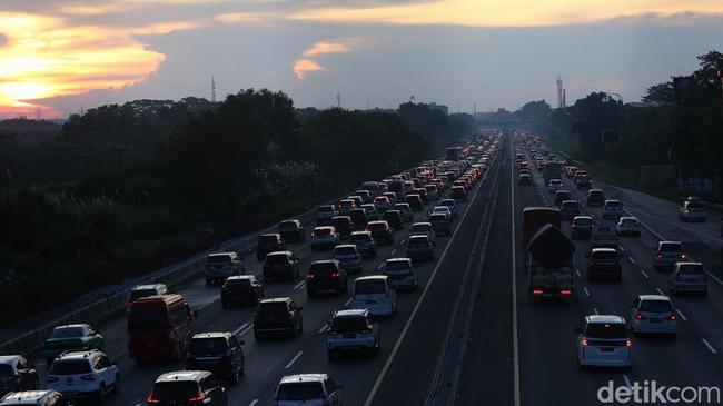 Libur Natal, One Way-Contraflow Disiapkan di Tol Cikampek dan Semarang