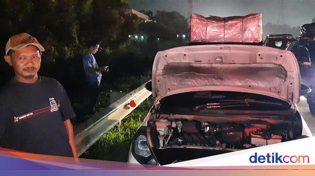 This is the reason the driver stops at the shoulder of the Km 48 Japek Toll Road on one way