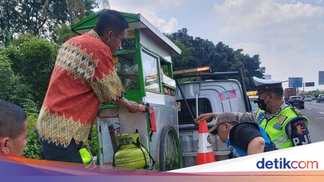 The Unexpected Story of a Meatball Maker Pushing a Cart Until It Enters the Toll Road