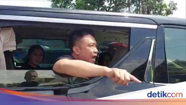 Police Arrange Backflow Traffic That Alphard Passengers Cused Turns out to be the Police Chief