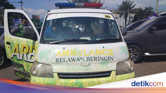 Golkar Logo Ambulance Breaks One Way-Transport Tourists, Golkar Opens Voice