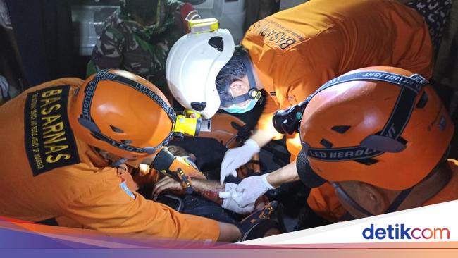 Apparently a selfie photo, Canadian Caucasians fall on the Suluban Mamo Badung Bridge