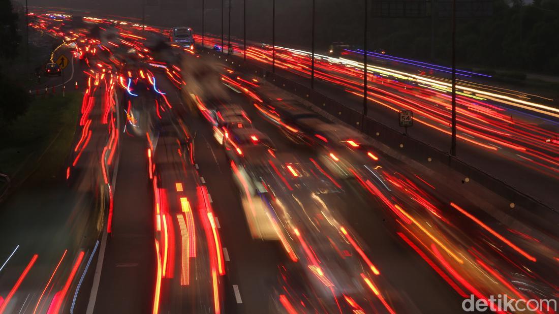 Puncak Arus Balik, Sejumlah Titik Tol Cikampek Arah Jakarta Macet