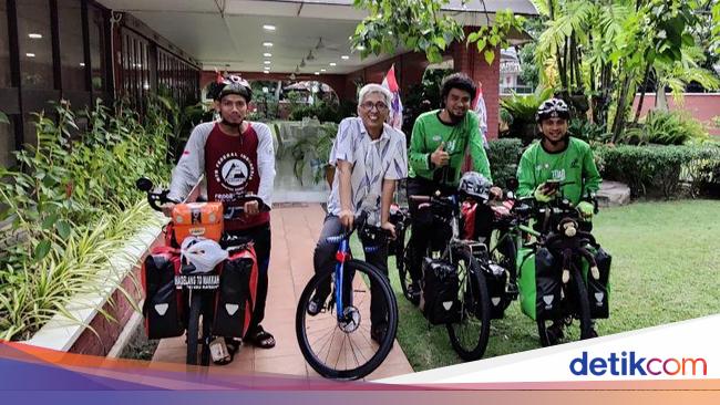 3 Indonesian Men Went to Mecca by Bike, Now Arriving in Malaysia