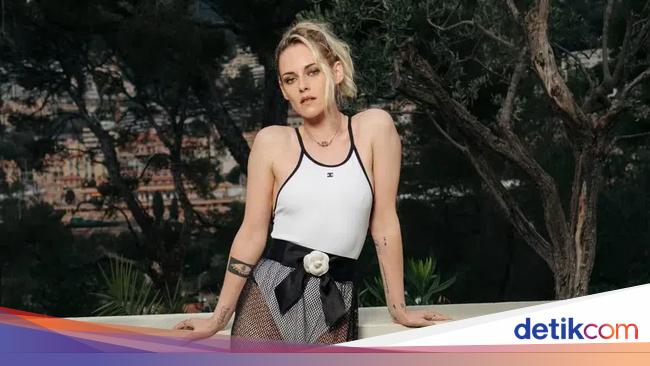 Gaya Seksi Kristen Stewart Ekspos Paha Pakai Rok Transparan di Show Chanel