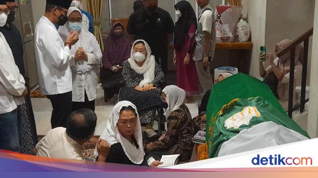 The wife of the late Gusdur visits Lily Wahid’s funeral home