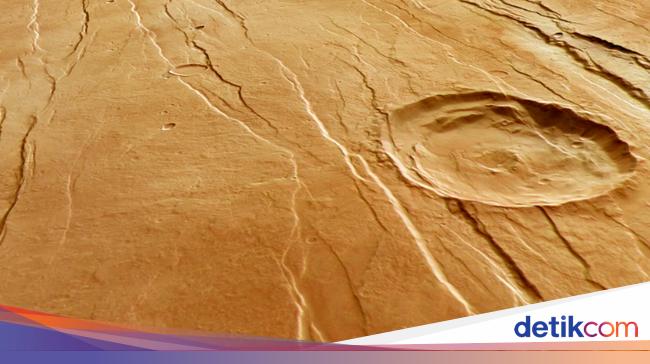 ‘Giant Claw Marks’ Found on Mars’ Surface