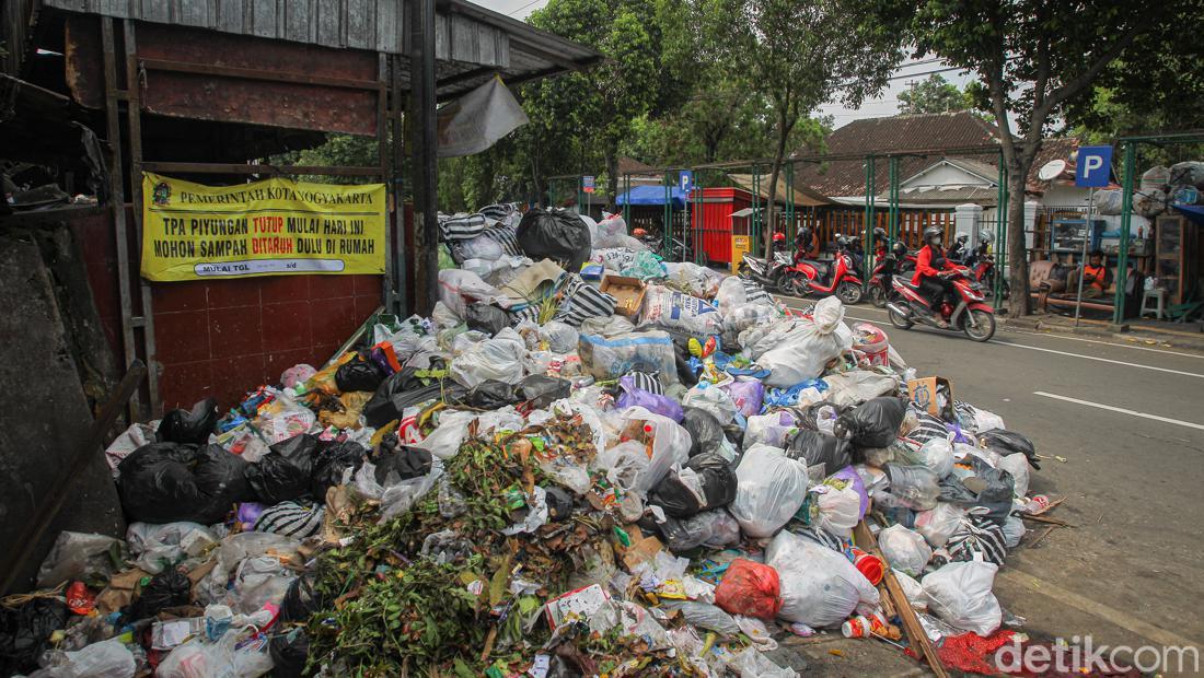 Video Sampah Menggunung Di Jalanan Jogja Dampak Blokade TPST Piyungan