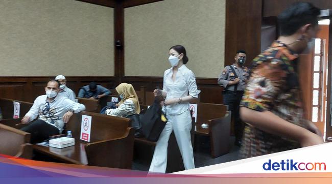 As a Witness, Siwi Widi Appears Fashionably at the Ex-Tax Employee TPPU Session