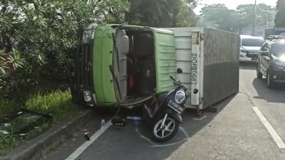 Truk Terguling Di Sukabumi: Tabrak Trotoar-Hampir Timpa Pemotor