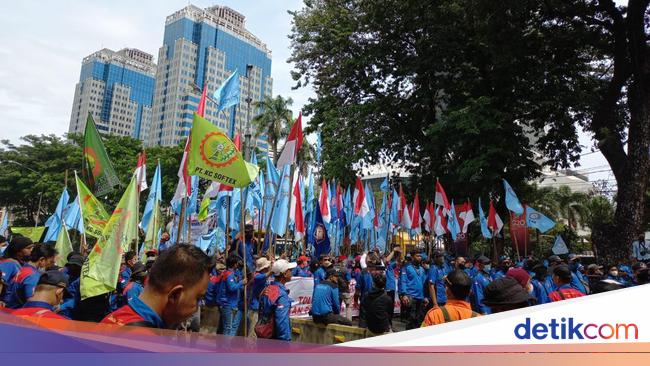 Masses of Labor Arrive, Traffic Horse Statue to Palace Covered with Barbed Wire