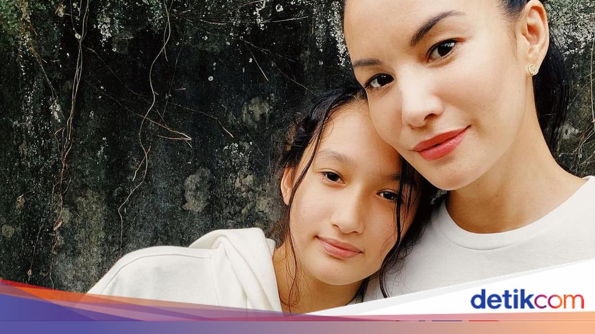 Onlayn tomosha qiling: Kochada jinsiy aloqada bolgandan keyin kiyimga sperma Jinsiy aloqa bilan porno