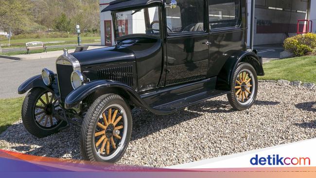 Ford Deluxe Tudor из нержавейки