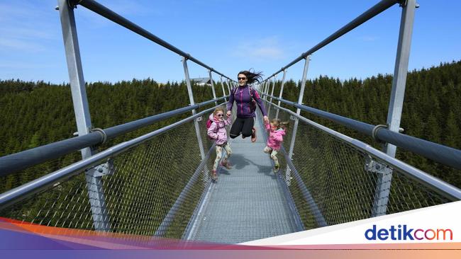 Wisatawan melintasi jembatan gantung di Kalimantan Barat