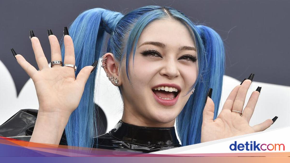 Senyum Ceria AleXa di Karpet Merah Billboard Music Awards 2022