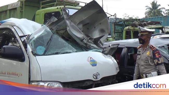 Kecelakaan Maut, Sopir Travel Tewas Dihantam Truk