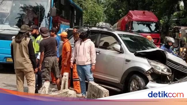 The Seconds of the Car Accident at Pondok Indah until the Separator Bounced