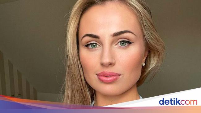 Foto: Model OnlyFans Kontroversial, Ekspos Payudara di Atas Jembatan