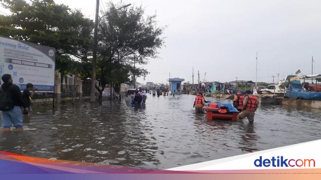 Banjir Rob Rendam Pelabuhan Tanjung Emas Semarang Diduga Gegara Tanggul